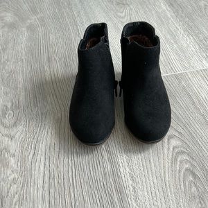 Black toddler girl booties. Never worn size 7